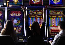 itugol login live-dealer studio with professional dealers at blackjack tables