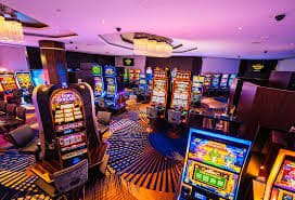 Professional live blackjack dealer at itugol login studio managing cards on felt table